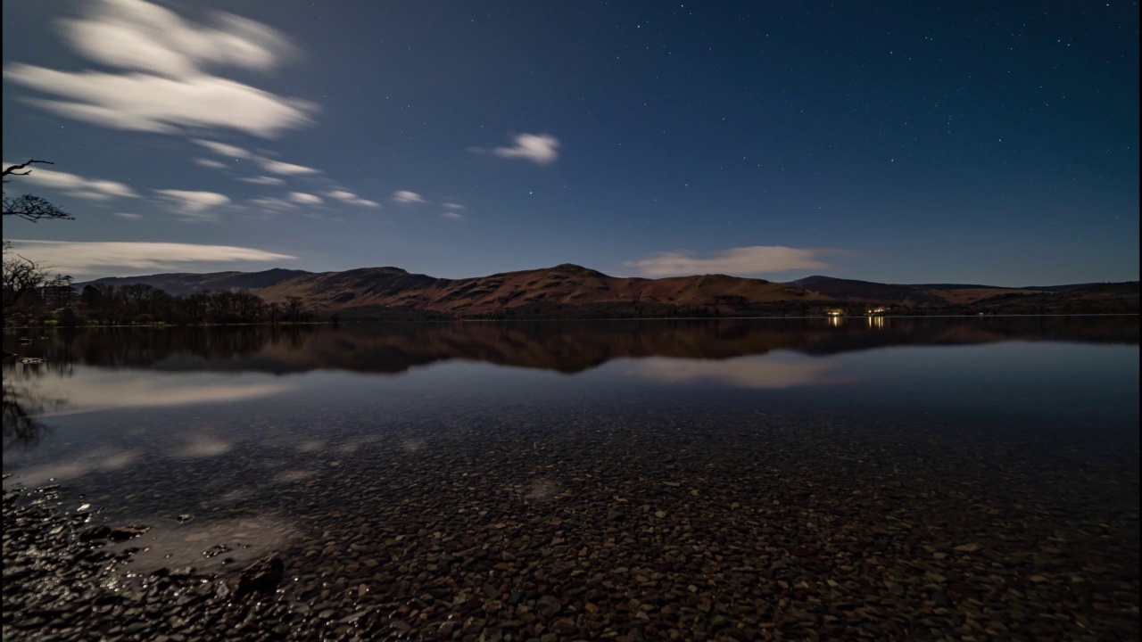 在一个月色皎皎的夜晚，Derwentwater看着英国湖区的Catbells。视频下载