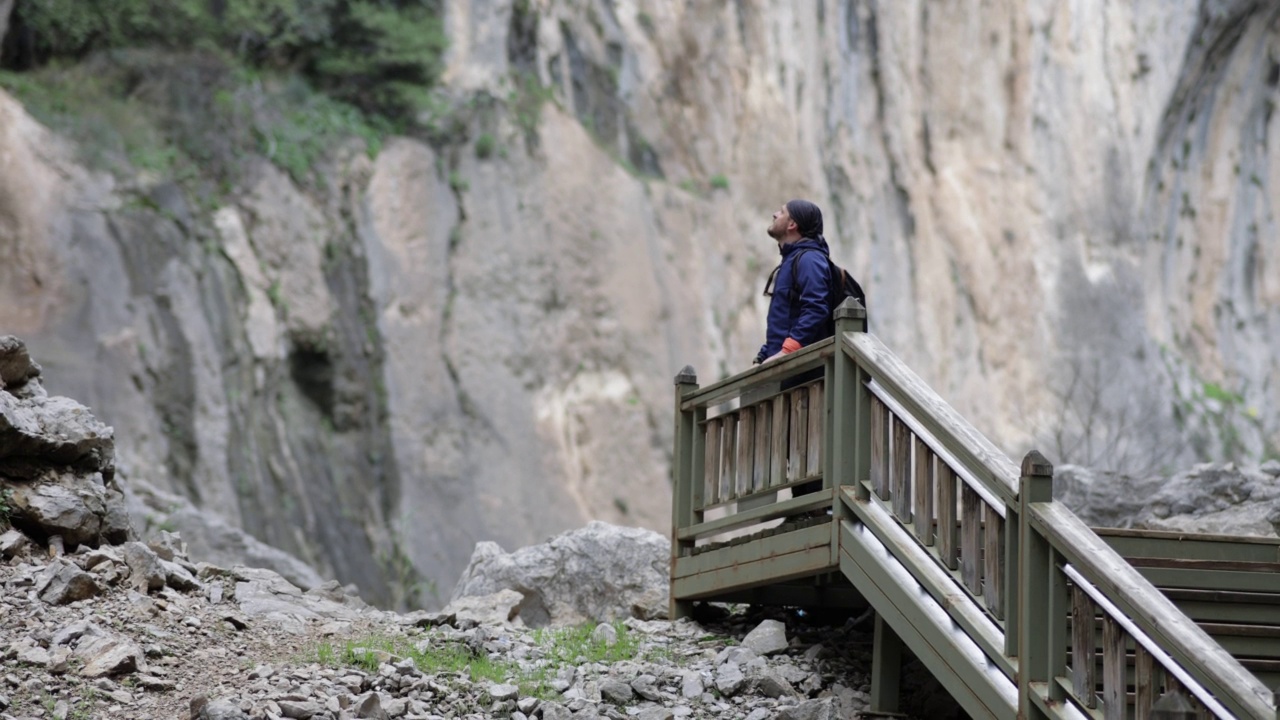 背包客在峡谷里漫步，探索自然;旅行家在探索，旅行家在环游世界视频素材