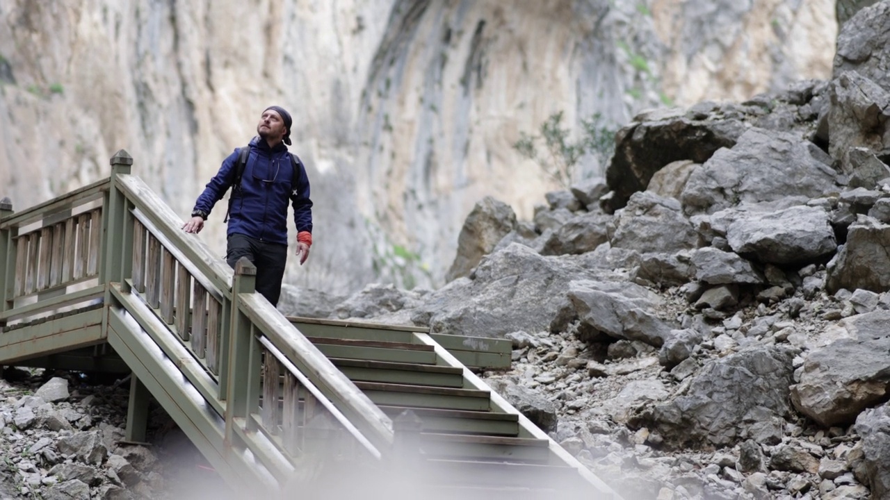 背包客在峡谷里漫步，探索自然;旅行家在探索，旅行家在环游世界视频素材