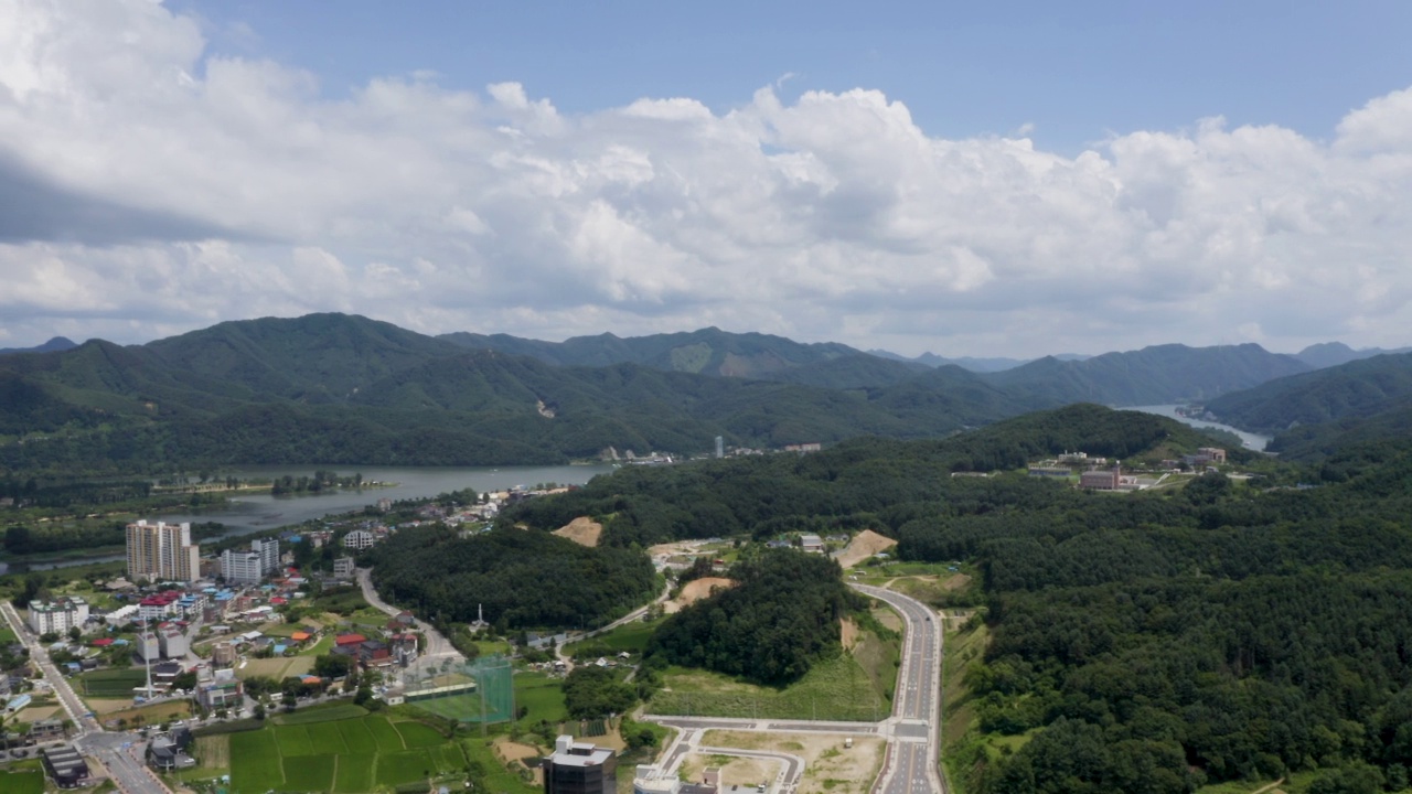 韩国京畿道加平郡北江江边的南美岛附近的村庄视频素材