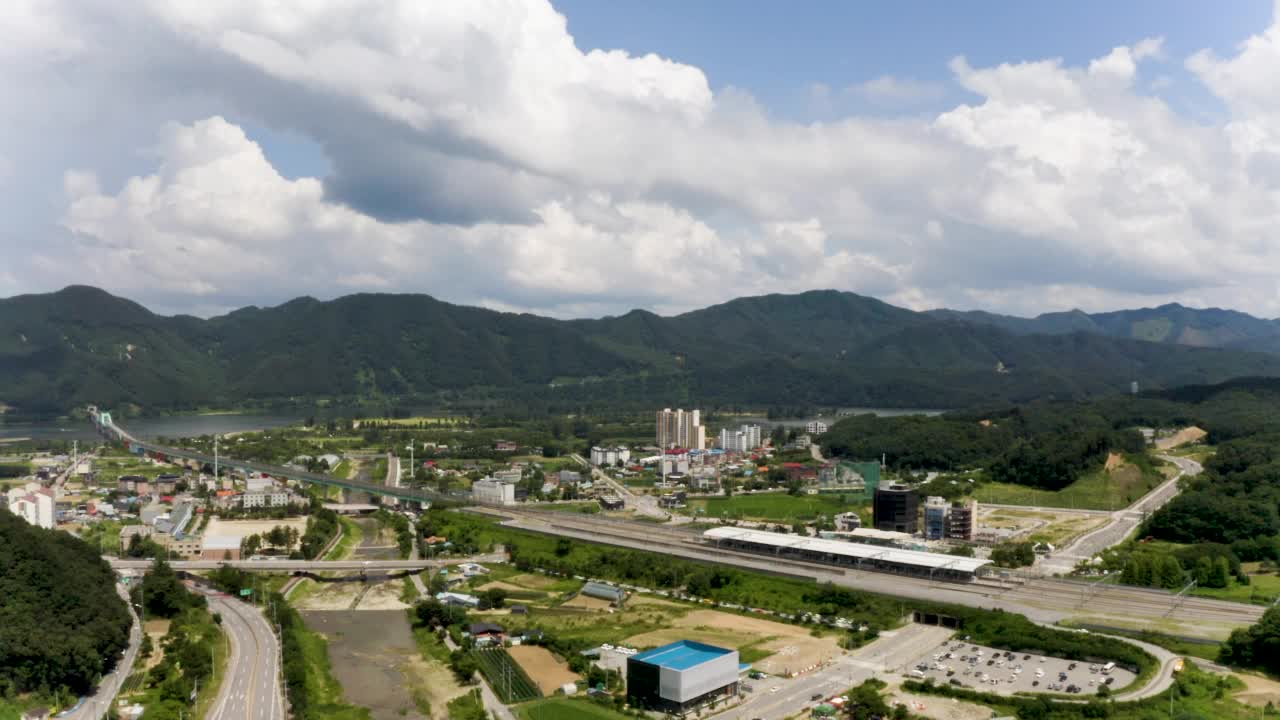 韩国京畿道加平郡北江江边的南美岛附近的村庄视频素材