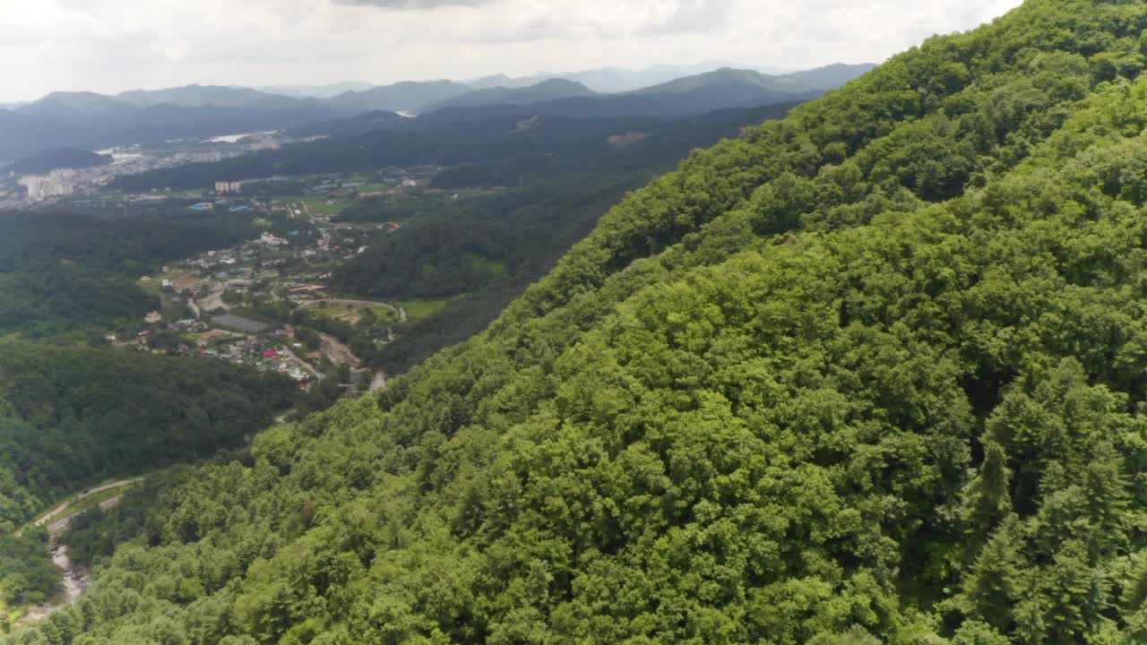 韩国京畿道加平郡龙秋谷附近的村庄风景视频素材