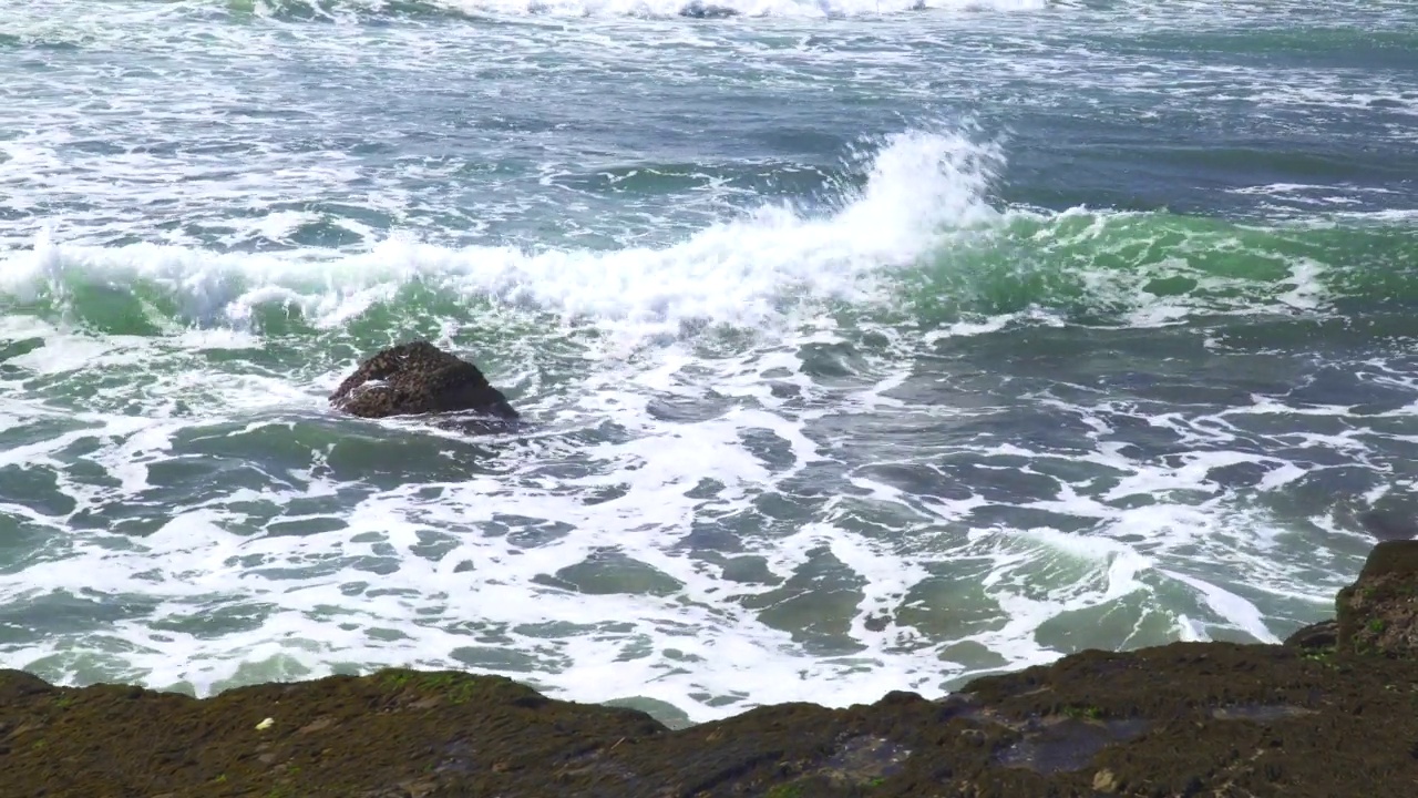 海浪拍打着岩石视频素材