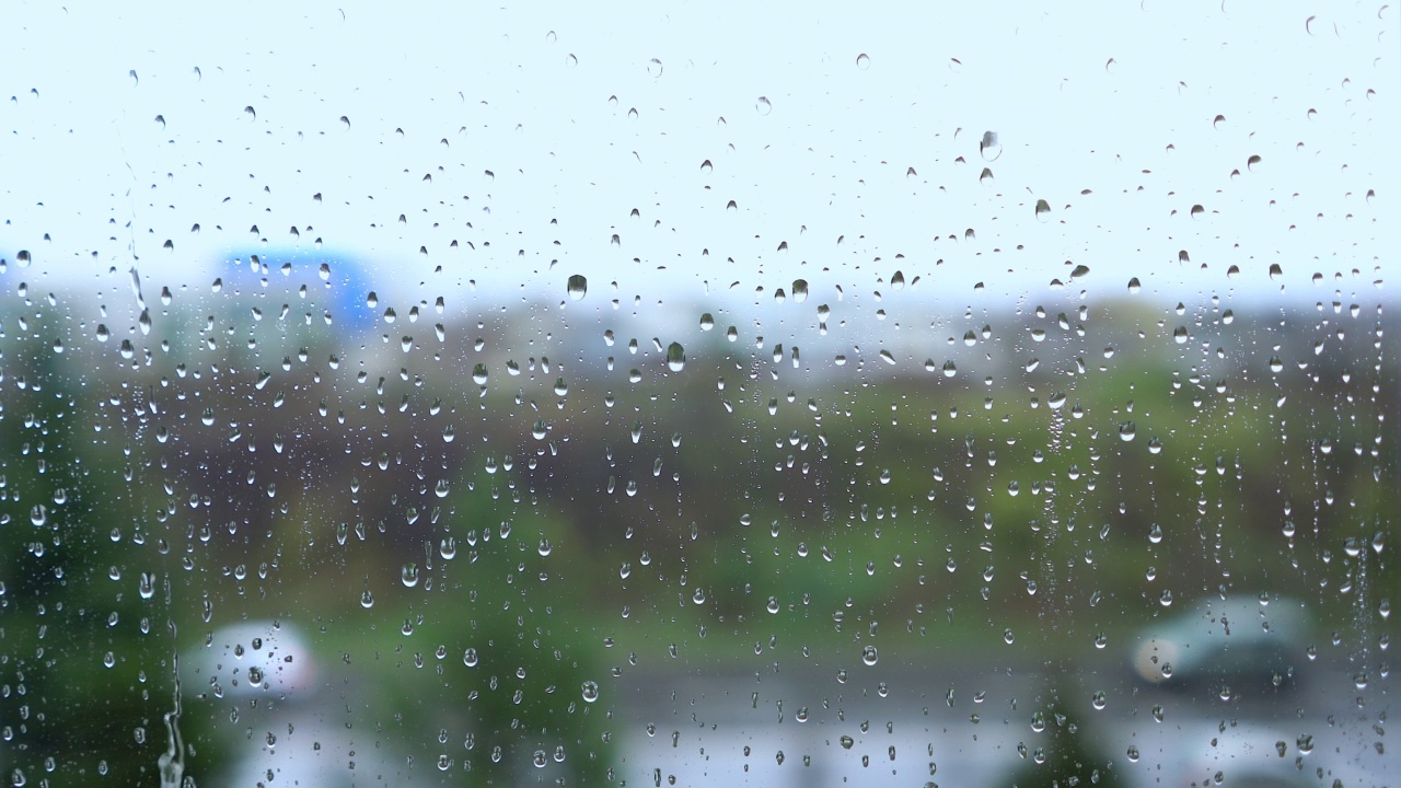 雨滴落在玻璃窗上视频素材