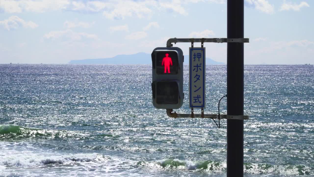 以大海为背景的交通灯。绿灯亮了。视频素材