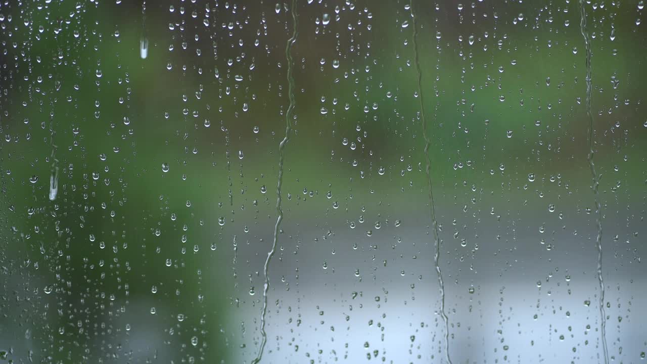 雨落在窗玻璃上视频素材