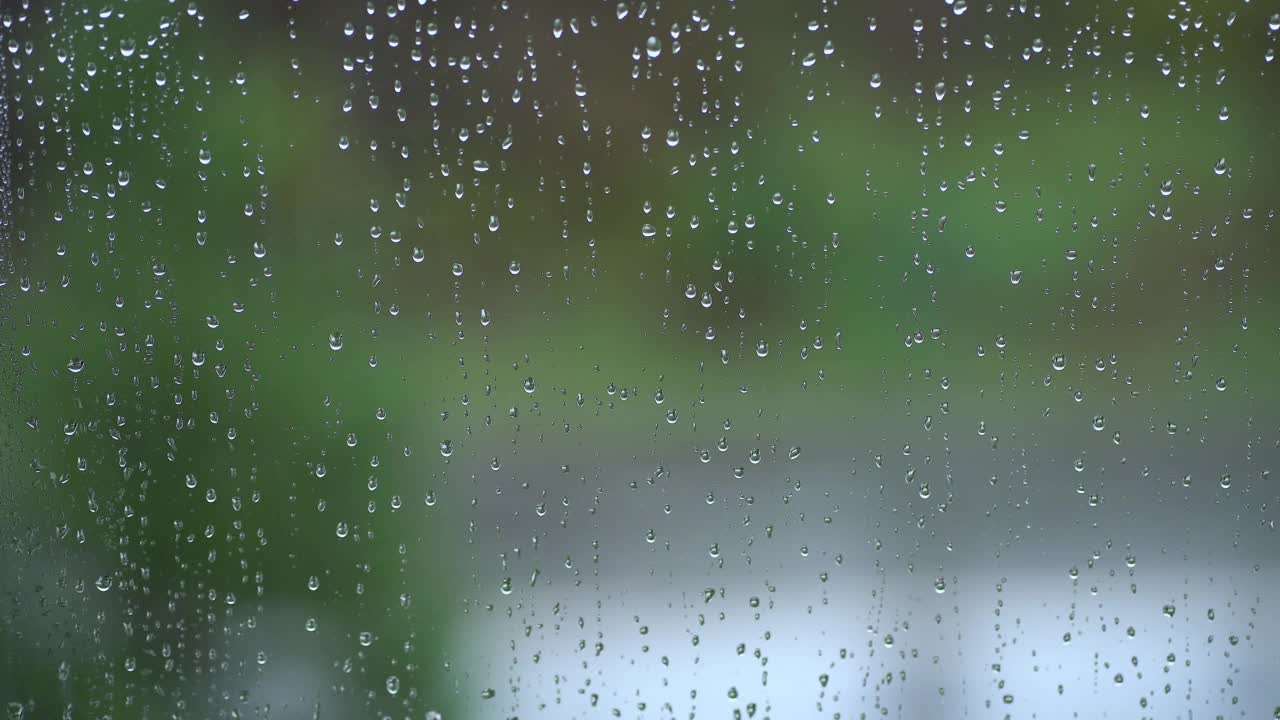 雨滴落在玻璃上雨滴落在玻璃上视频素材