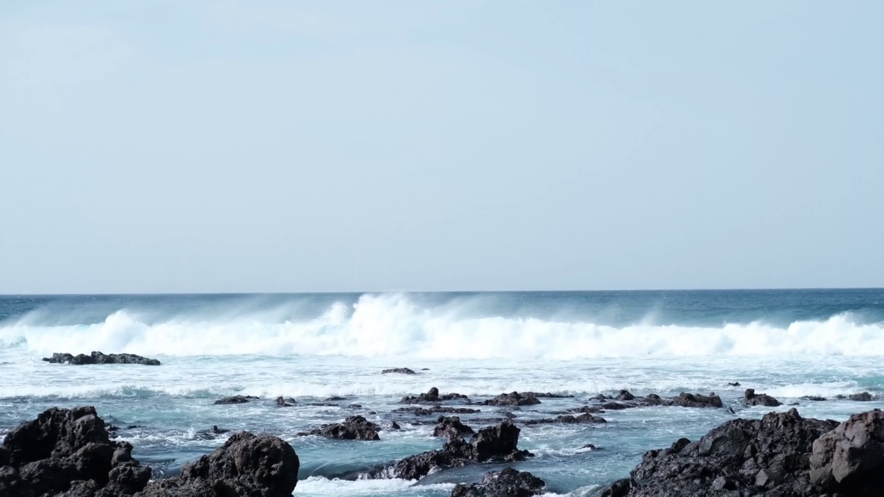 可怕的海浪拍打着危险的岩石视频素材