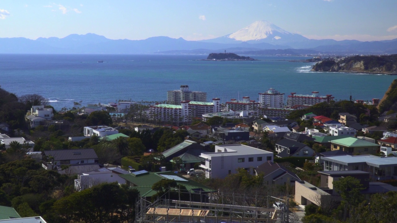 居民区以外的伊诺岛和富士山视频素材