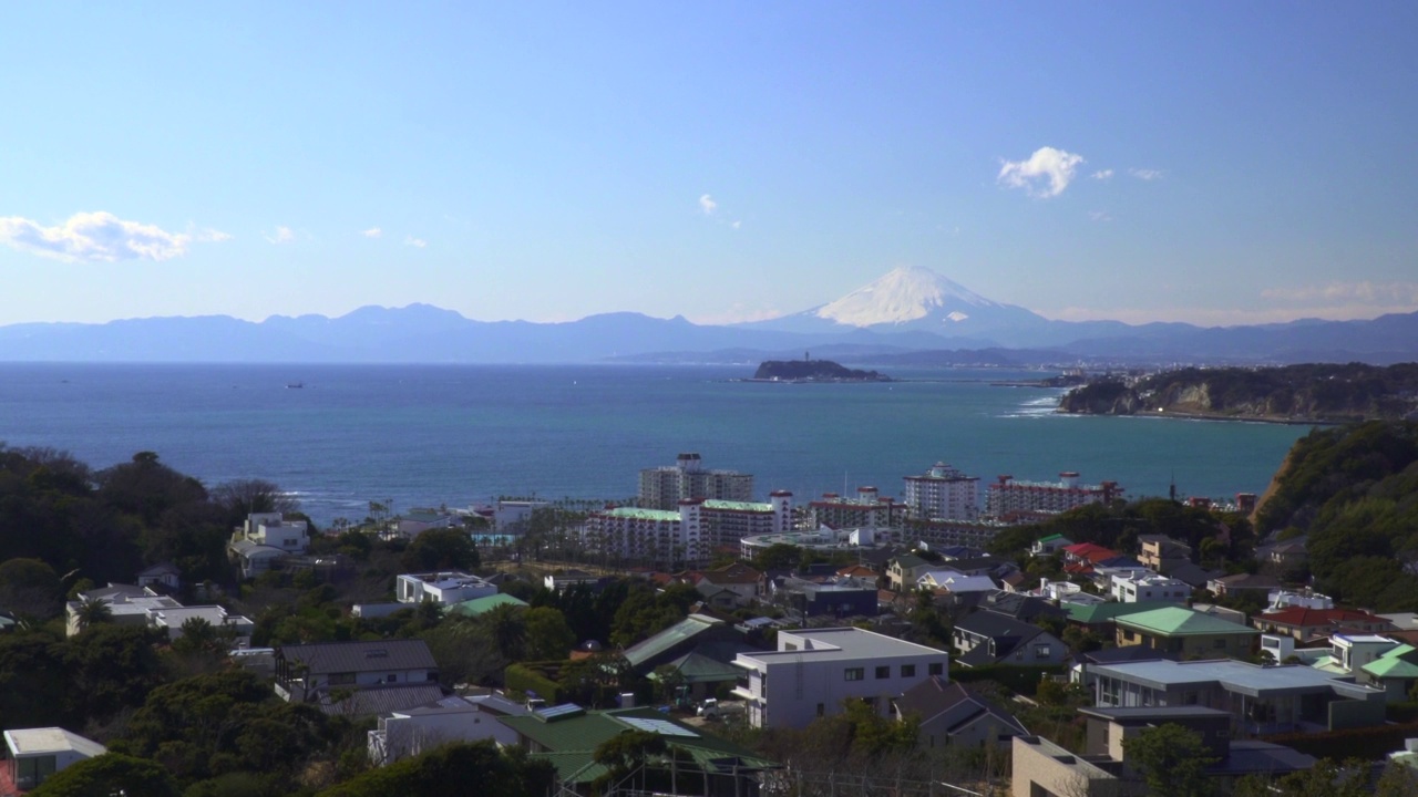 居民区以外的伊诺岛和富士山视频素材