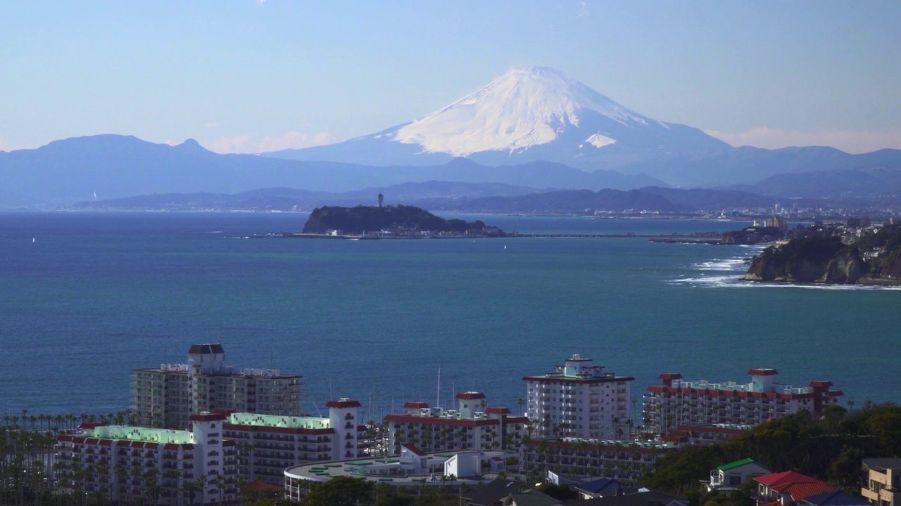 居民区以外的伊诺岛和富士山视频素材