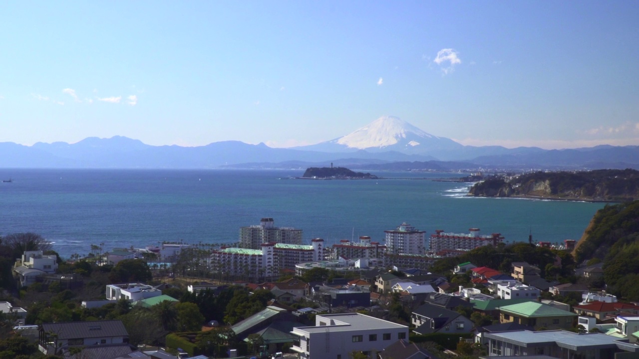 居民区以外的伊诺岛和富士山视频素材