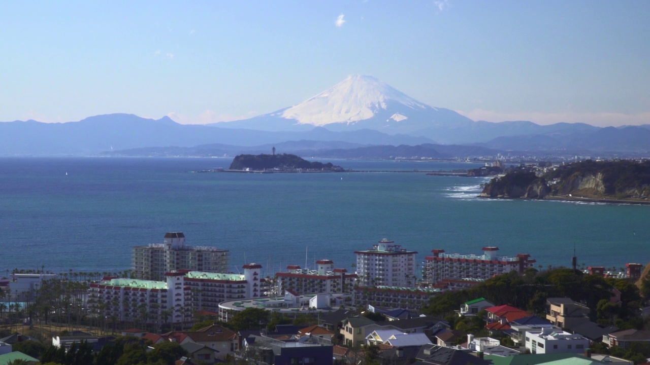 居民区以外的伊诺岛和富士山视频素材