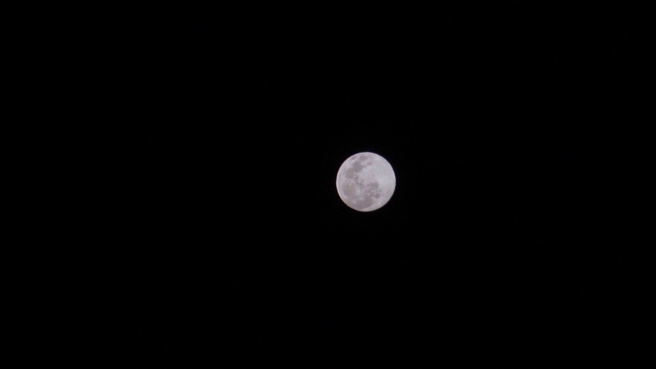 在夜空中手持满月的镜头。月球自然背景。视频素材