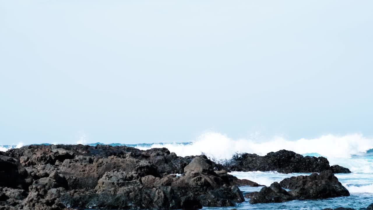 可怕的海浪拍打着危险的岩石视频素材