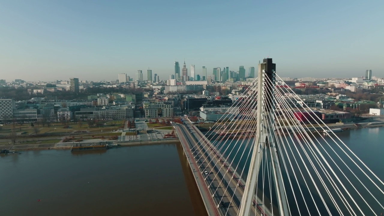 令人惊叹的空中风景，波兰华沙美丽的城市天际线，维斯拉的现代电缆桥在蓝色的日出天空下视频素材