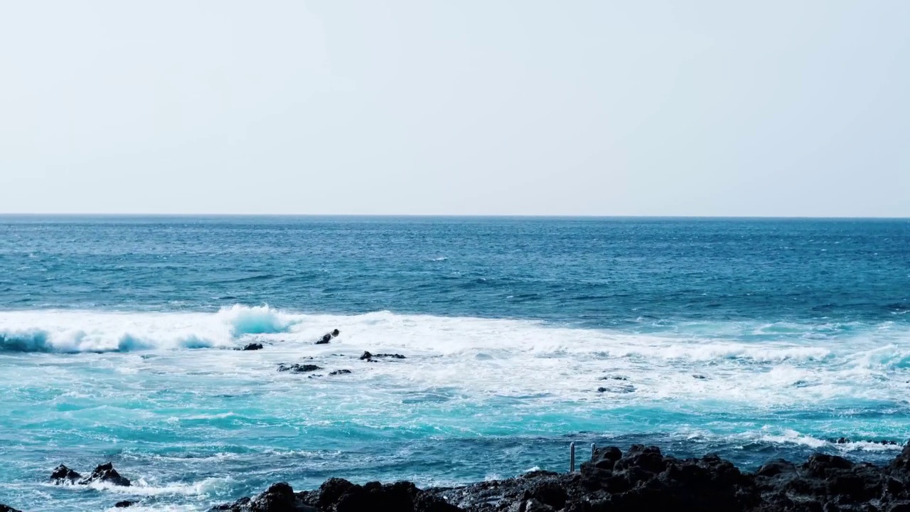 可怕的海浪拍打着危险的岩石视频素材