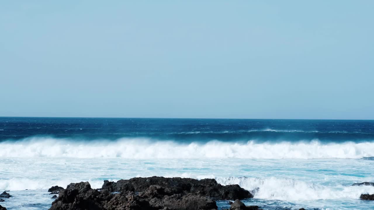 可怕的海浪拍打着危险的岩石视频素材