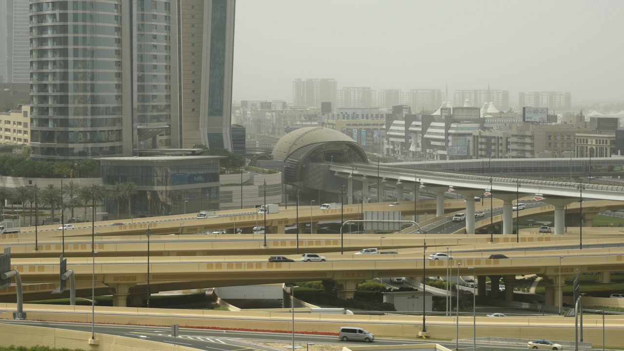 阿联酋迪拜市空中公路的鸟瞰图视频素材