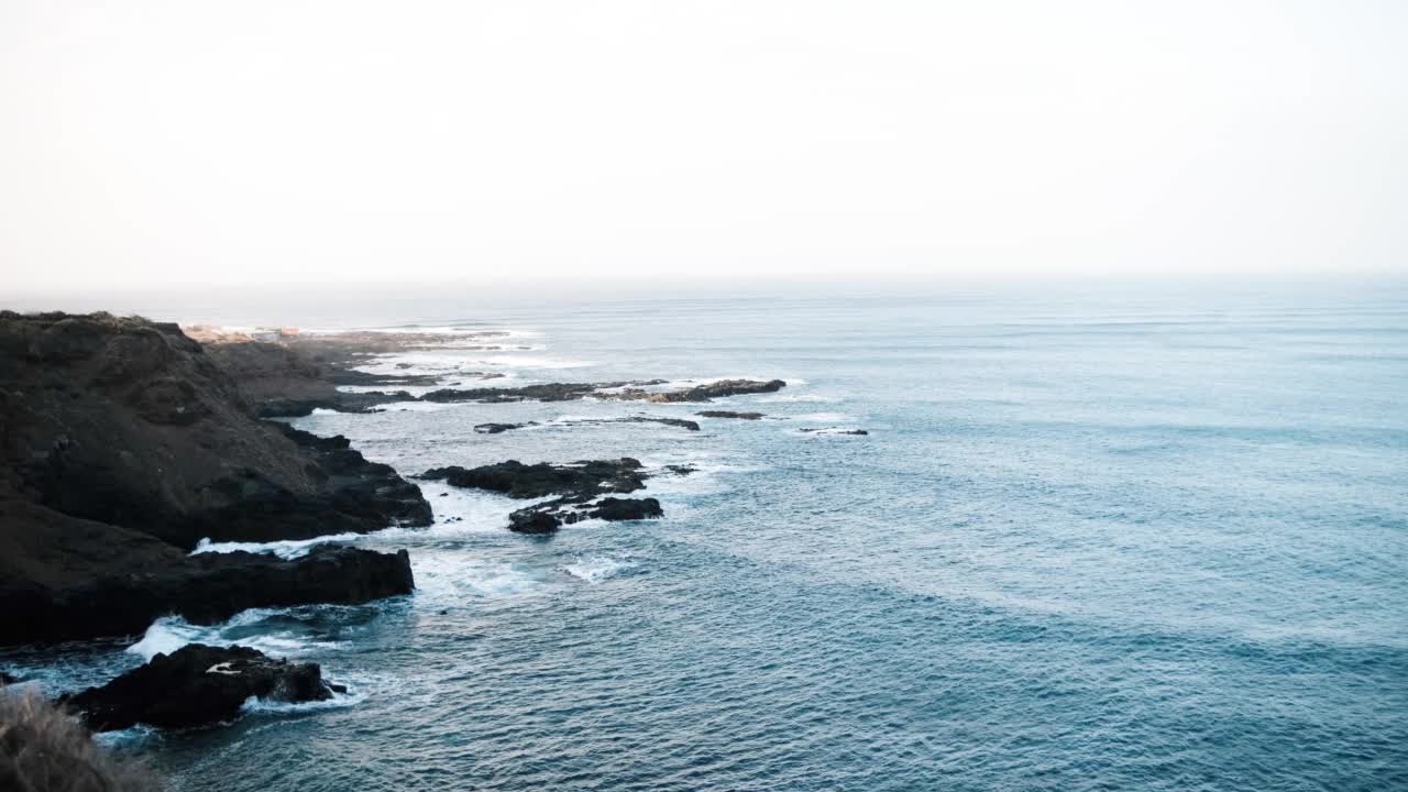 可怕的海浪拍打着危险的岩石视频素材