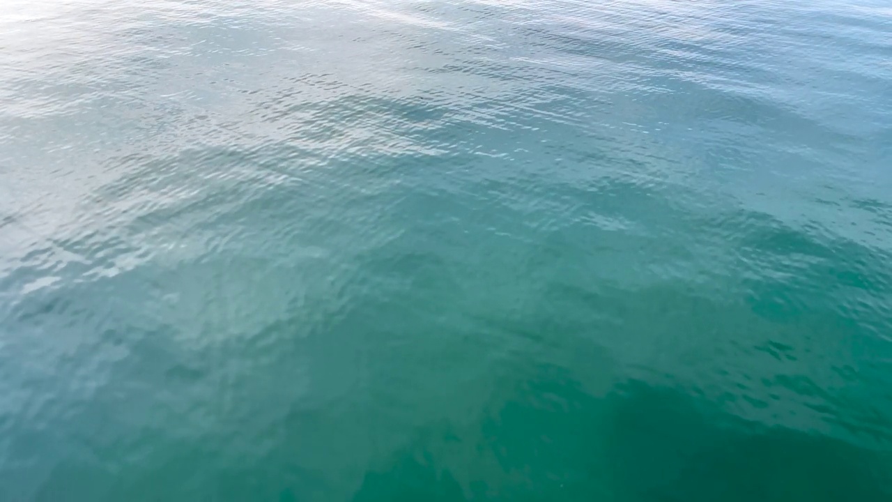 水面平静的海面在风平浪静的天气里，有流水的纹理视频素材