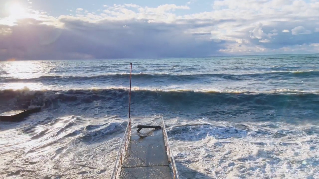 强烈的海浪和海水的泡沫冲击着海岸。视频素材