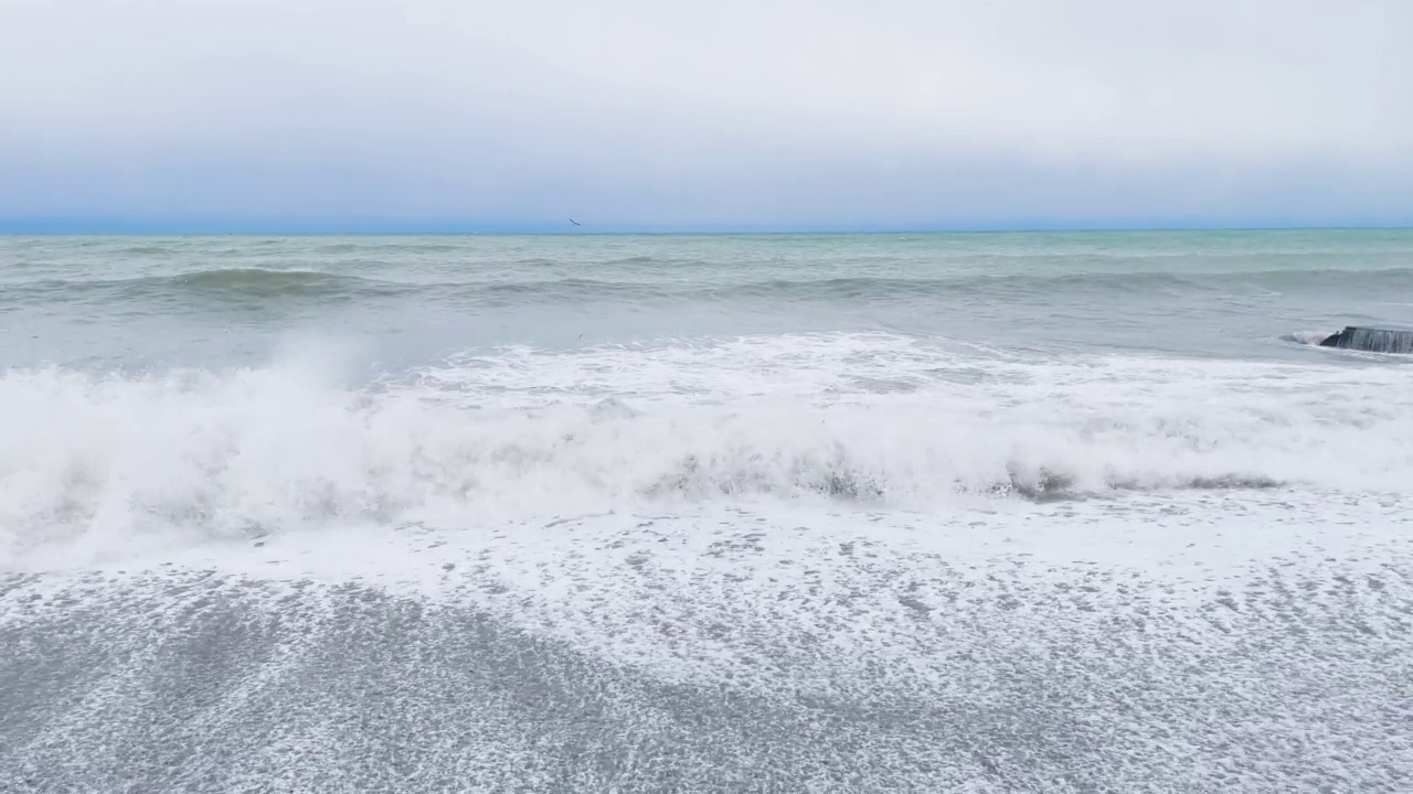 风暴期间的黑海波浪视频素材