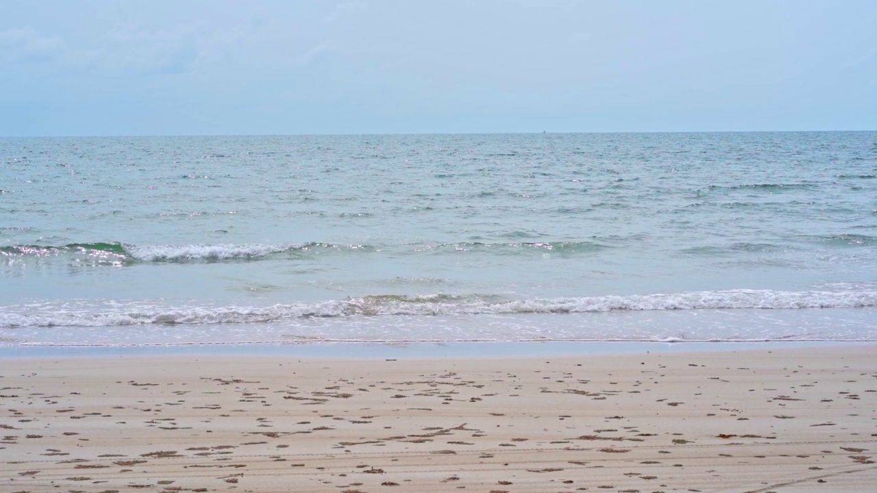 夏日的沙滩背景。热带的海洋和沙滩，白云蓝天视频素材