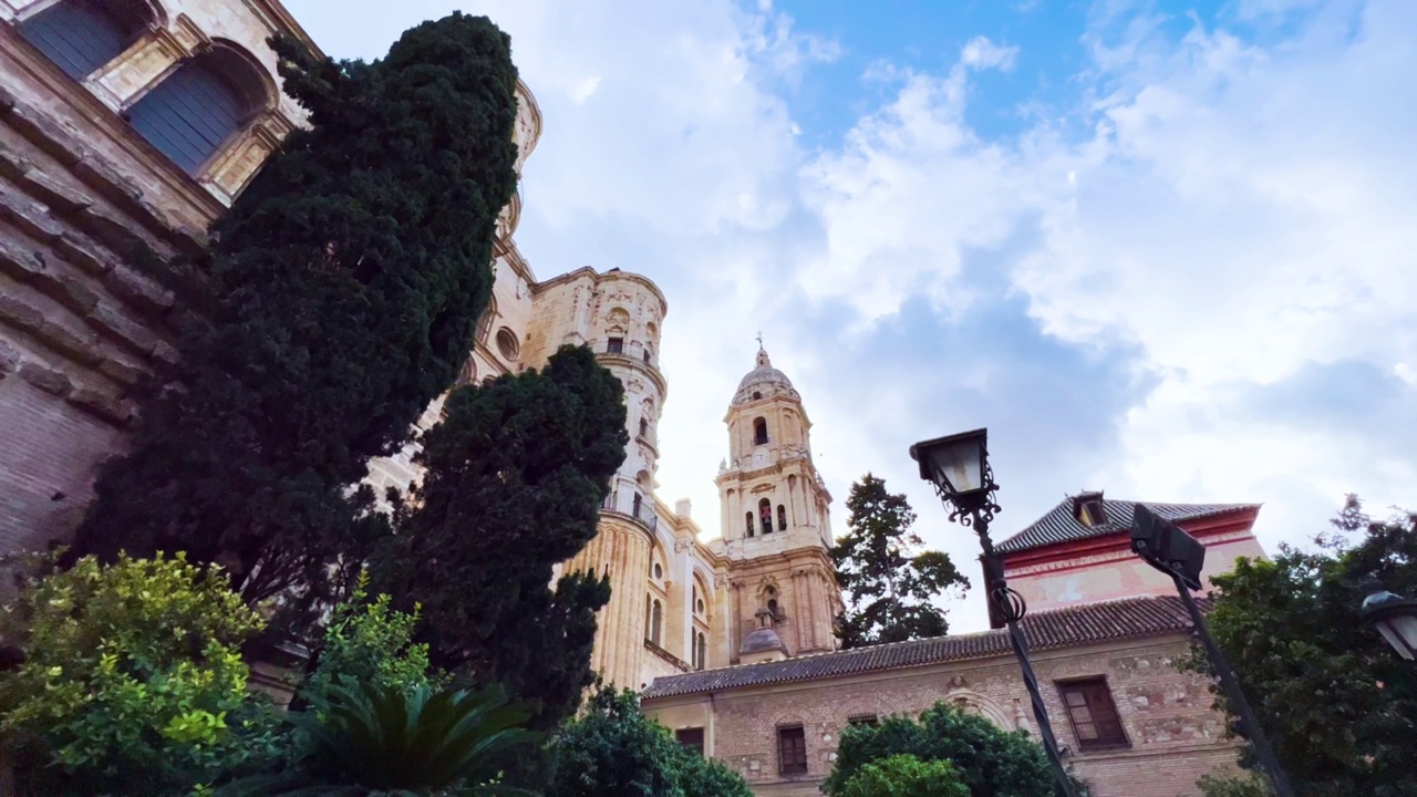 Málaga西班牙南部安达卢西亚的大教堂。圣伊格莱西亚大教堂Basílica de la Encarnación。欧洲旅游目的地。la大教堂Encarnación。视频素材