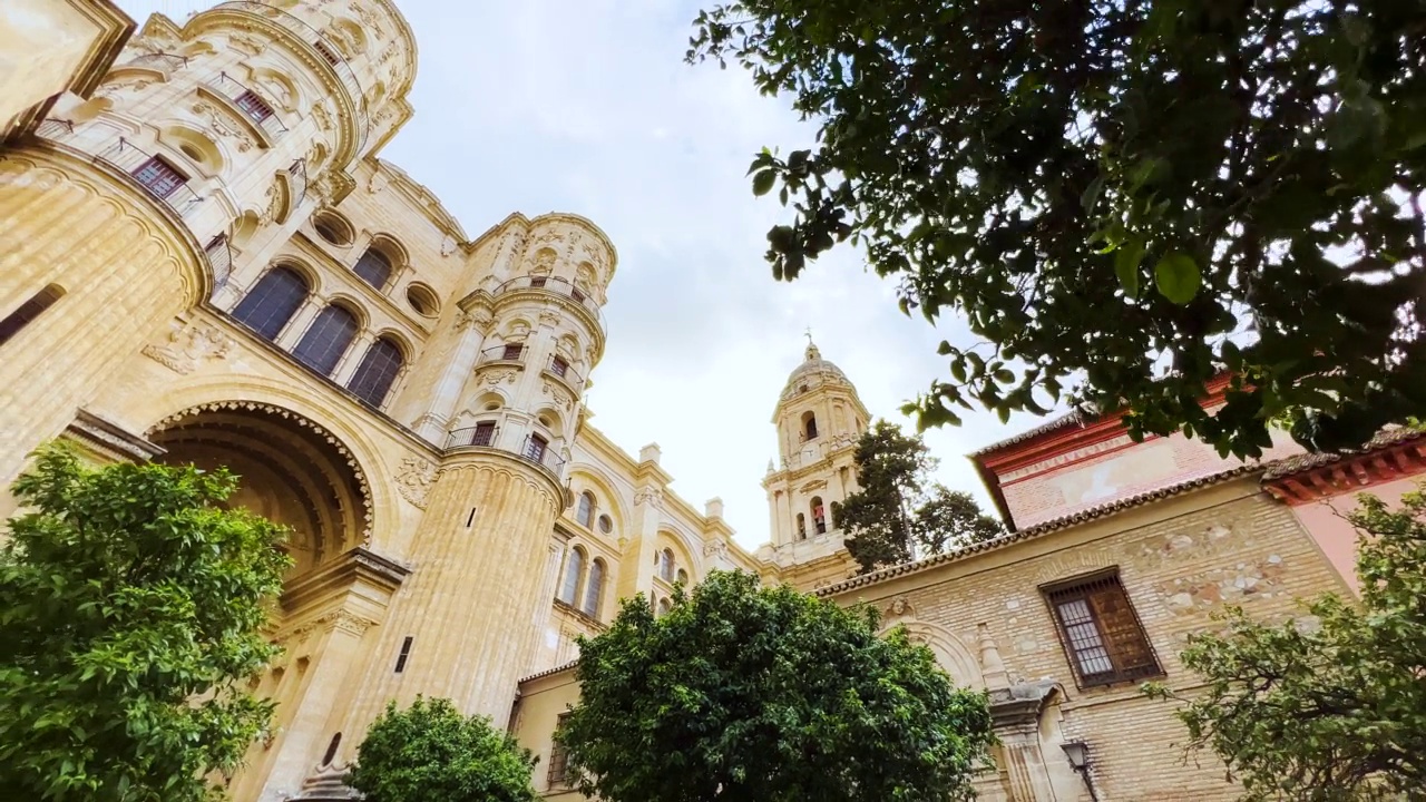 Málaga西班牙南部安达卢西亚的大教堂。圣伊格莱西亚大教堂Basílica de la Encarnación。欧洲旅游目的地。la大教堂Encarnación。视频素材