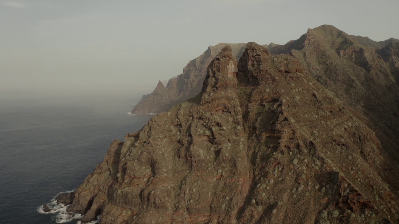 一个沿海的岩石。海水冲刷着特内里费岛的海岸。美丽的风景。视频素材