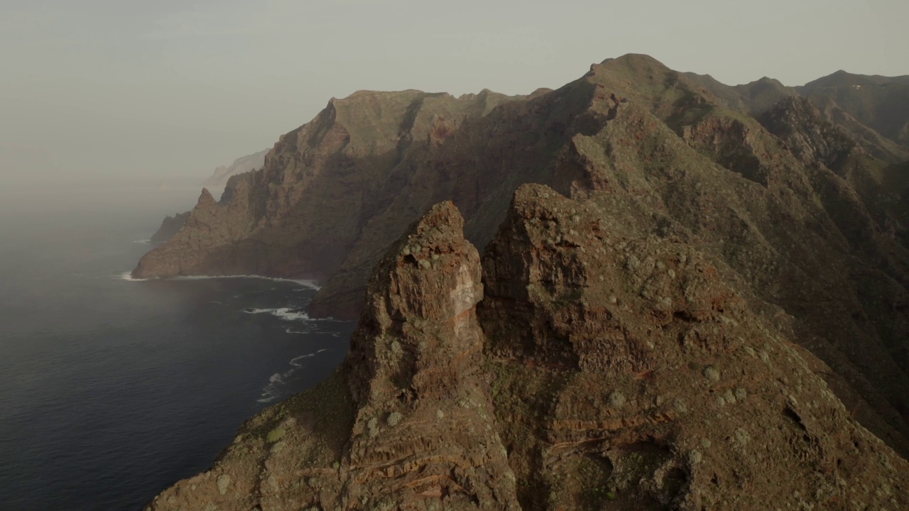 一个沿海的岩石。海水冲刷着特内里费岛的海岸。美丽的风景。视频素材