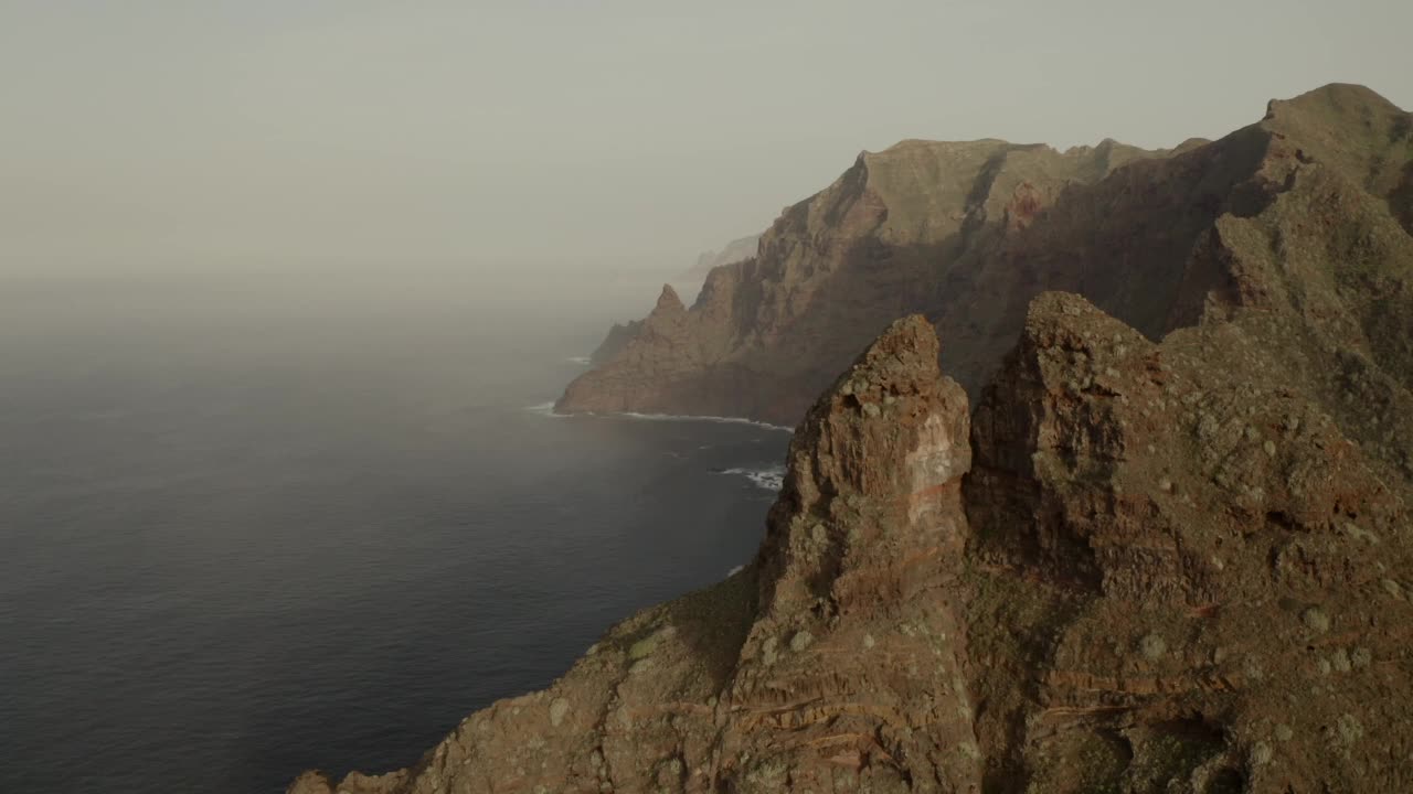 一个沿海的岩石。海水冲刷着特内里费岛的海岸。美丽的风景。视频素材