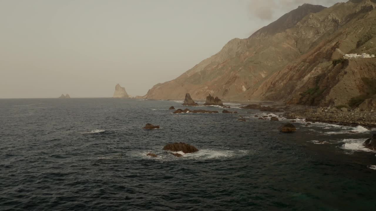 一个沿海的岩石。海水冲刷着特内里费岛的海岸。美丽的风景。视频素材