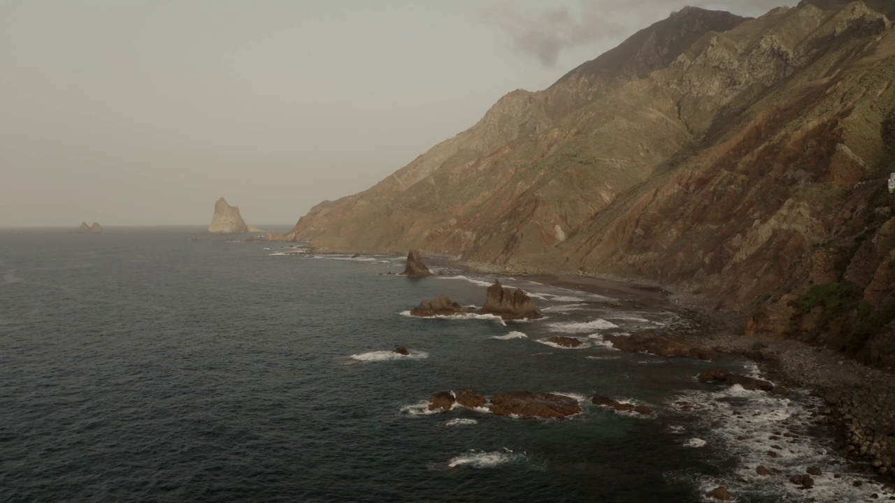 一个沿海的岩石。海水冲刷着特内里费岛的海岸。美丽的风景。视频素材