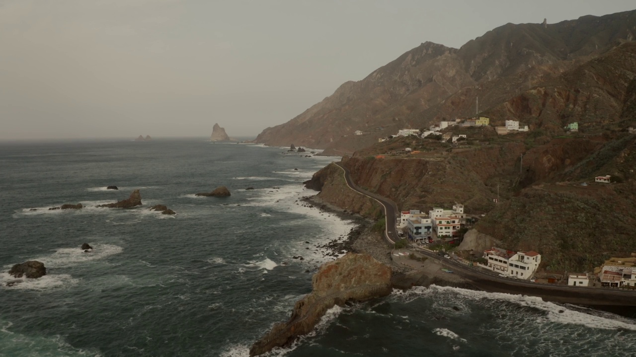 一个沿海的岩石。海水冲刷着特内里费岛的海岸。美丽的风景。视频素材