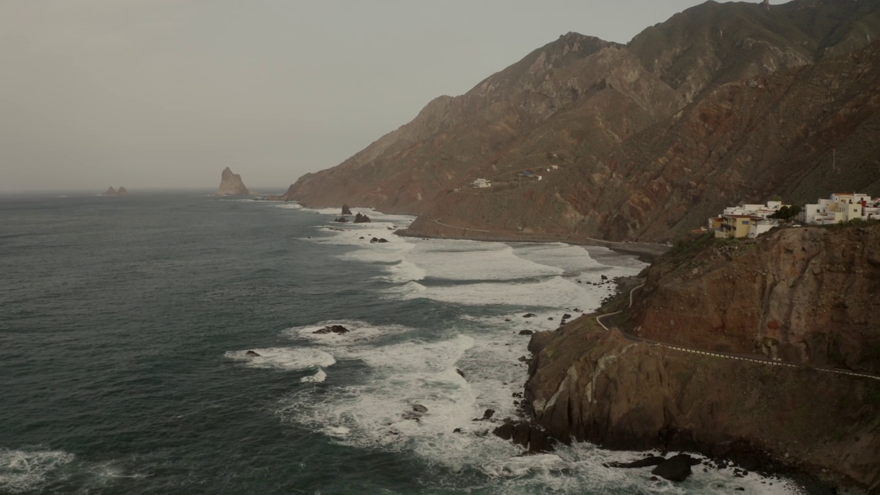 一个沿海的岩石。海水冲刷着特内里费岛的海岸。美丽的风景。视频素材