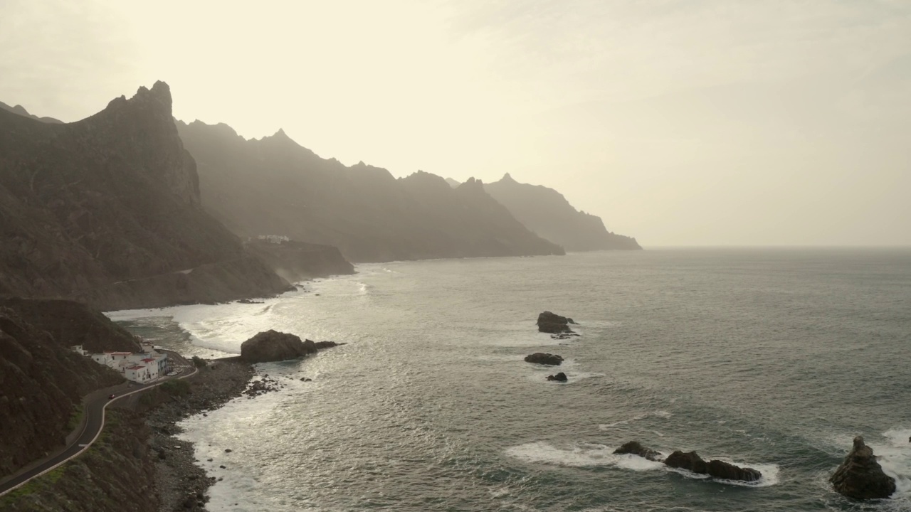 一个沿海的岩石。海水冲刷着特内里费岛的海岸。美丽的风景。视频素材