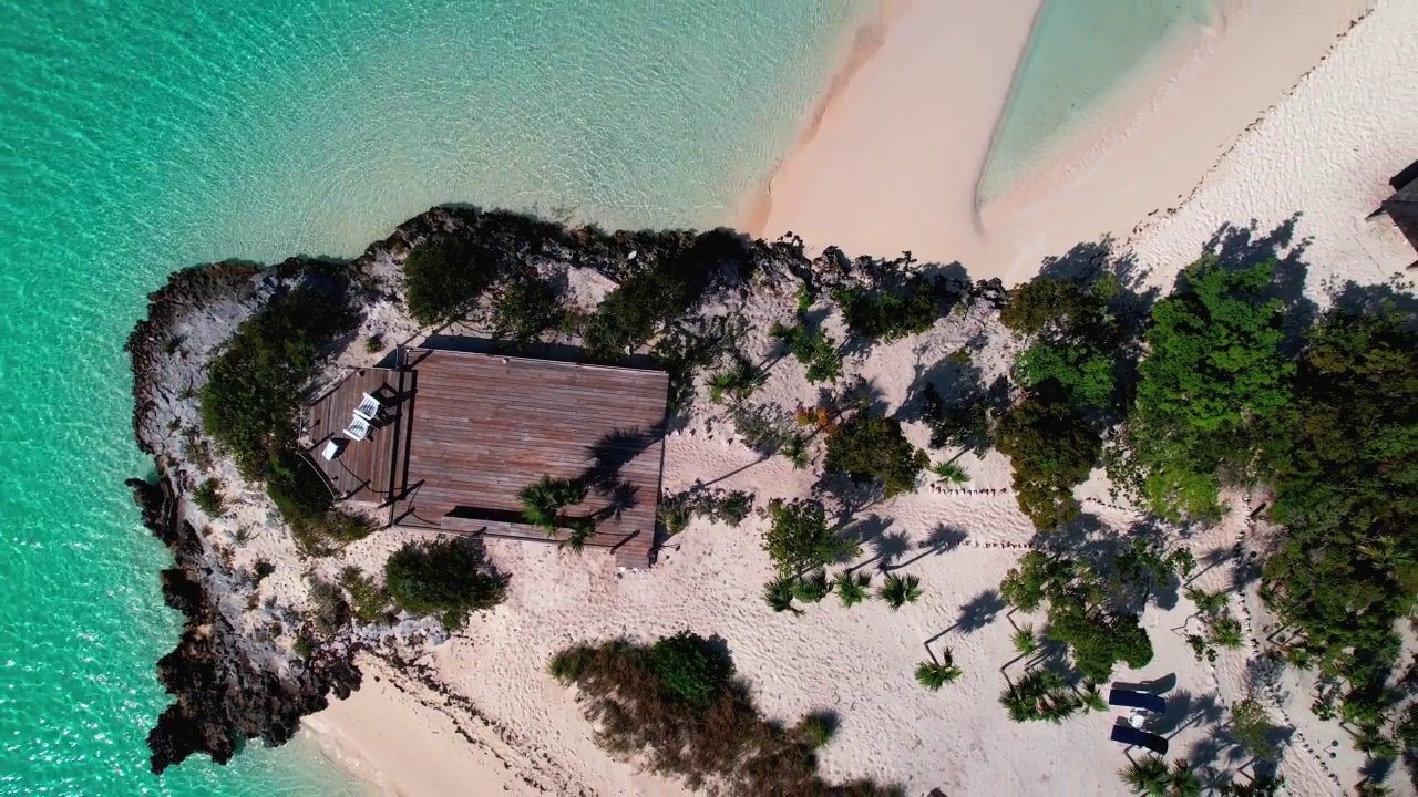 无人机航拍巴哈马大埃克苏马的Stocking岛海滩。视频素材