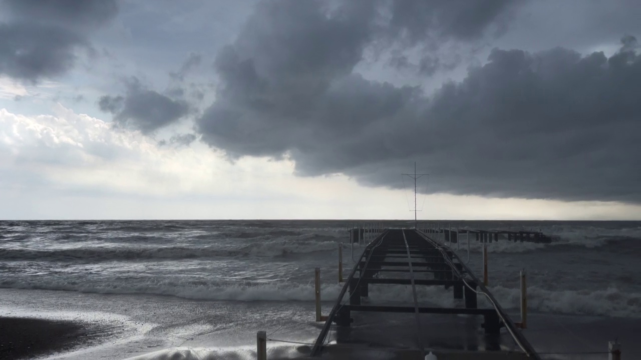 暴风雨的海面和废弃的码头视频素材