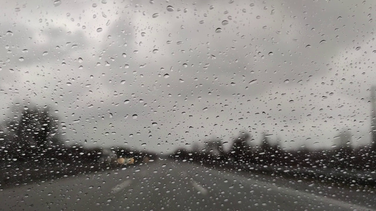 雨天在路上开车视频素材