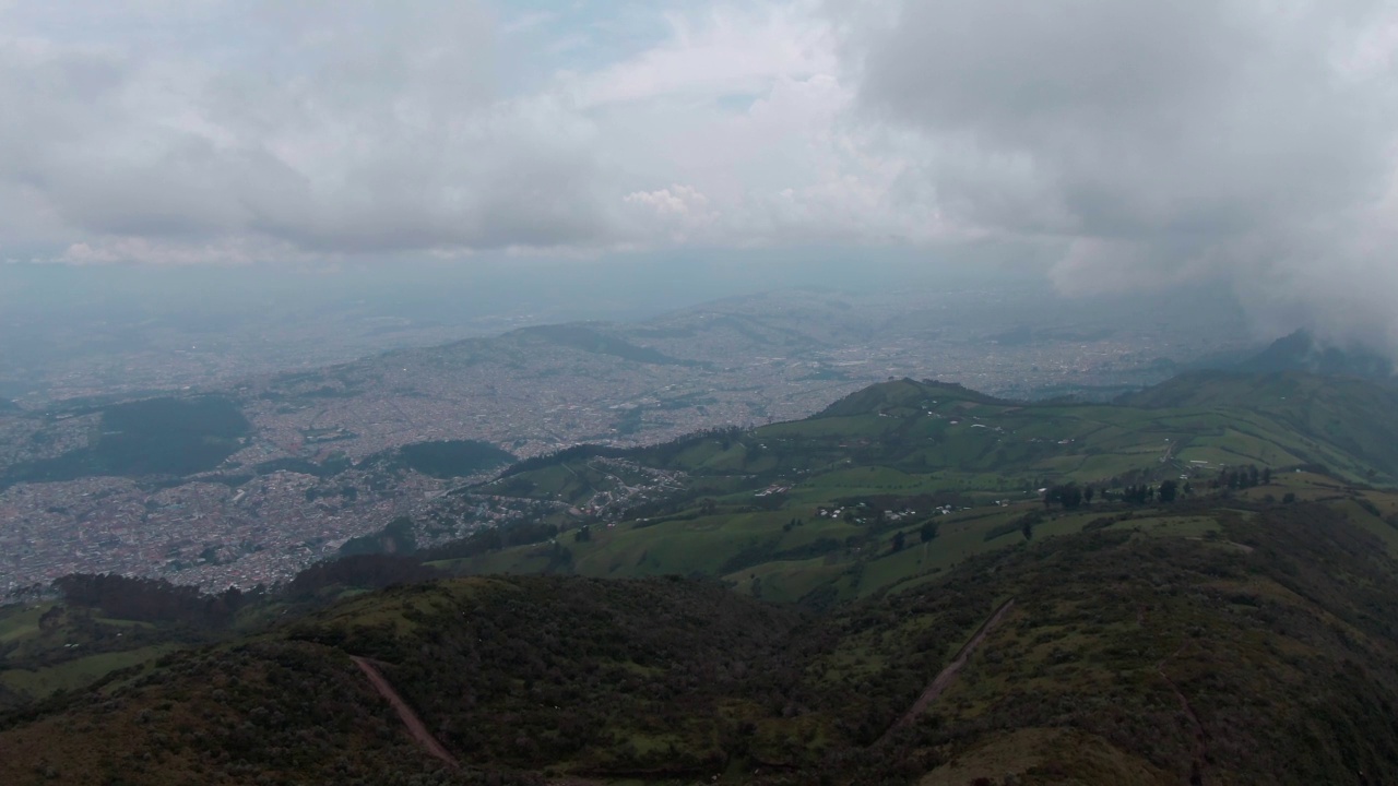 鸟瞰这座山和基多城视频素材