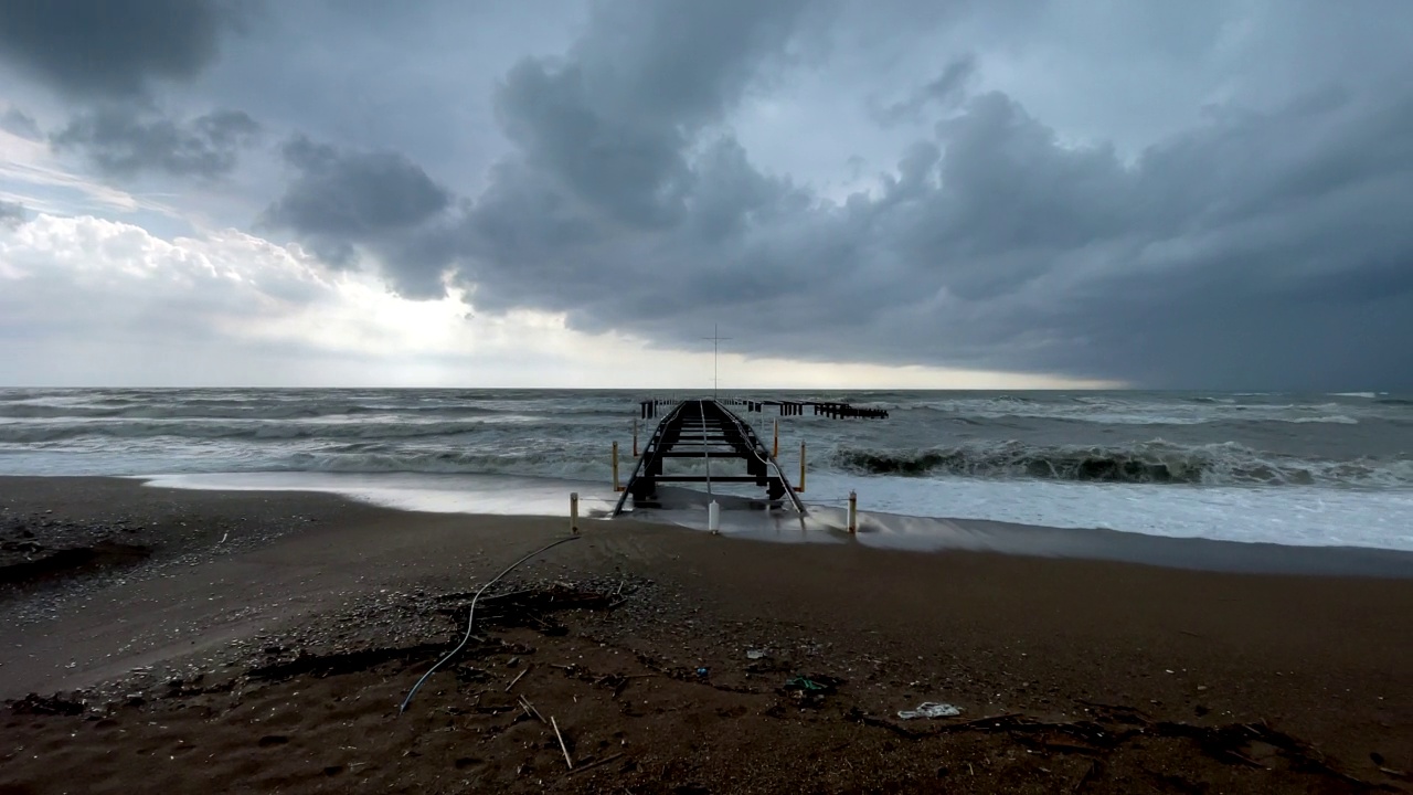 暴风雨的海面和废弃的码头视频素材