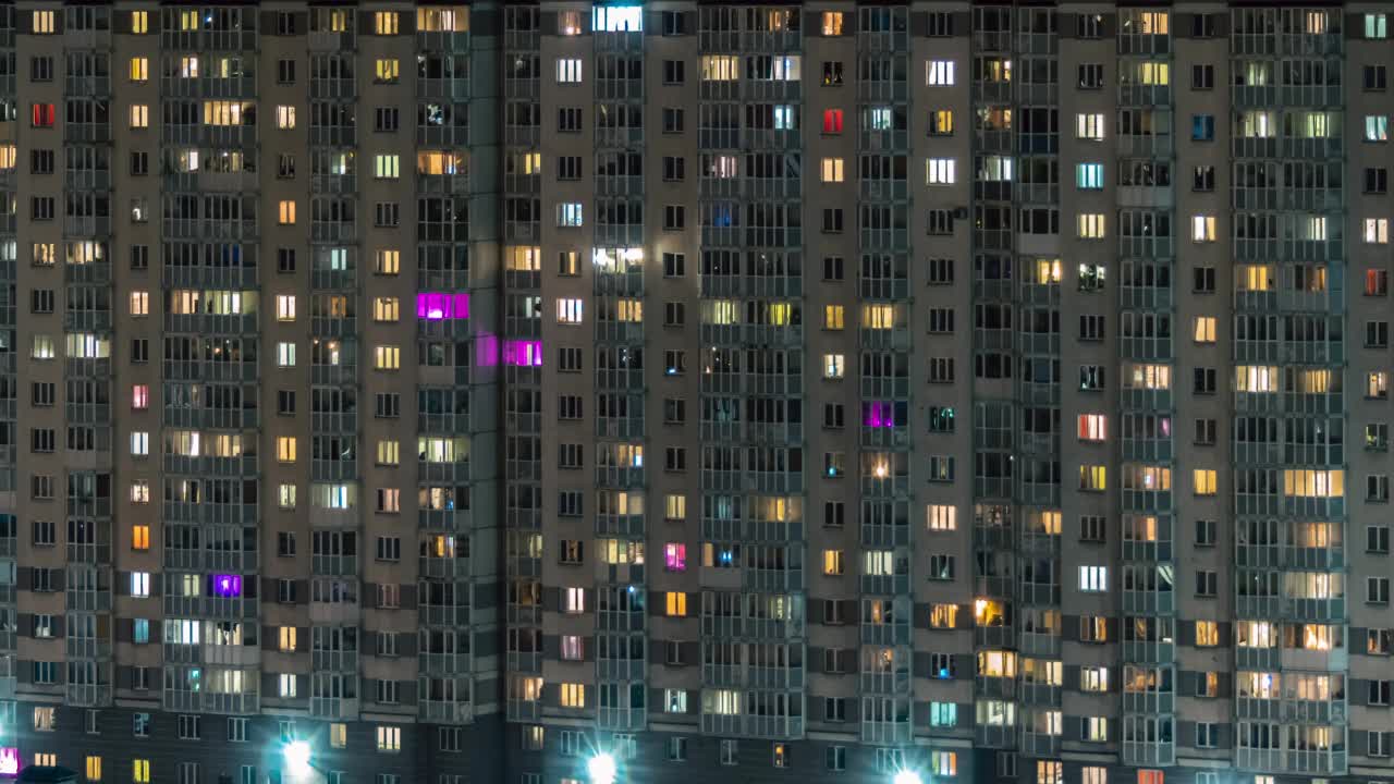 夜晚城市里建筑物的窗户视频素材