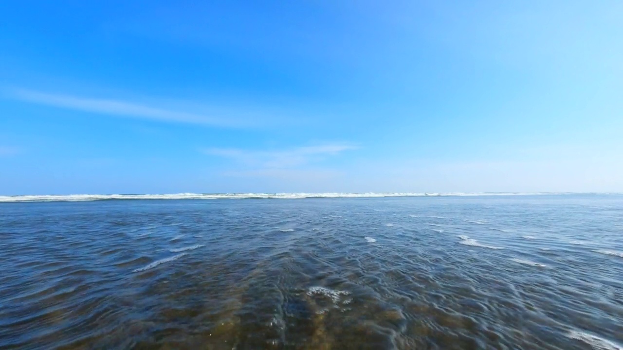 飞溅的波浪在海滩上。海浪拍打着相机视频素材