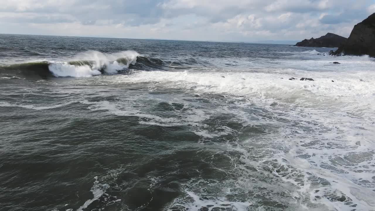 巨浪形成，拍打着海岸，溅起白色的泡沫视频素材