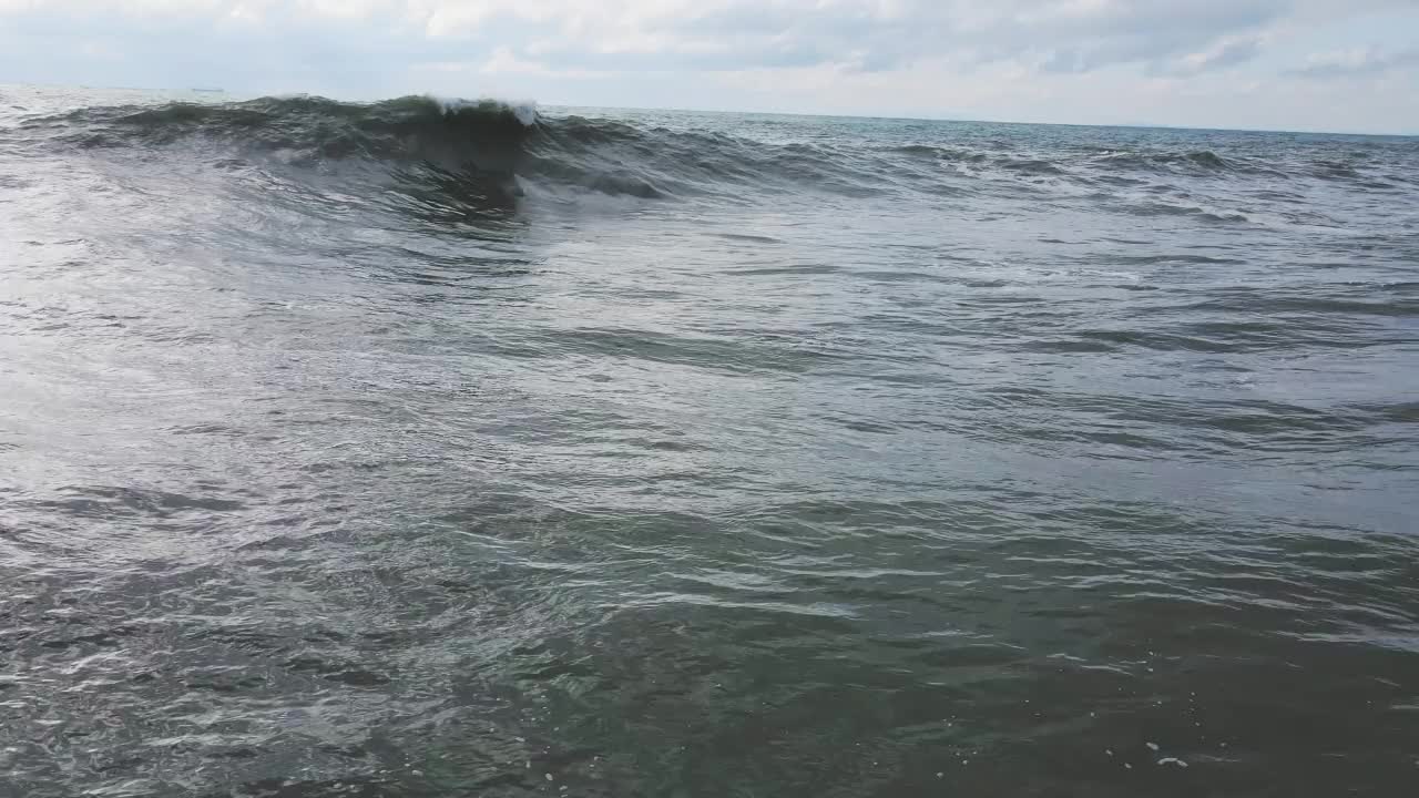 巨浪形成，拍打着海岸，溅起白色的泡沫视频素材