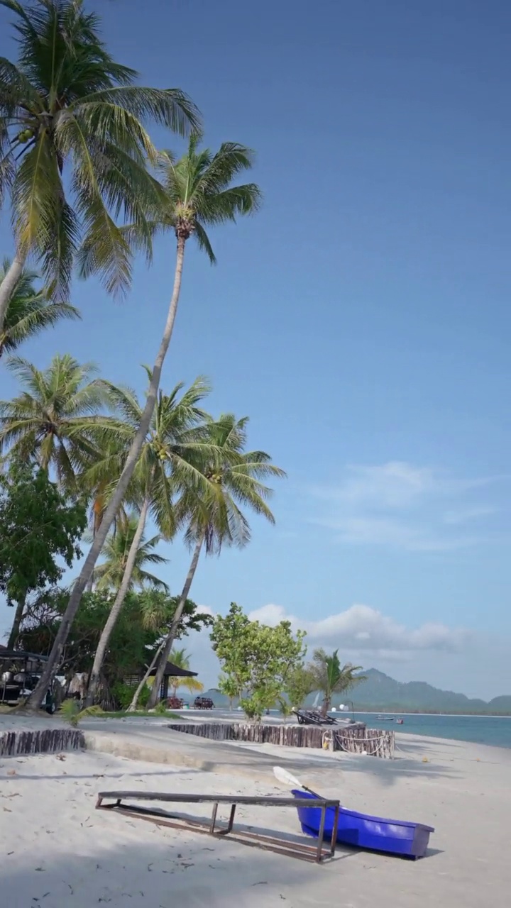 垂直视频热带白沙海滩和蓝色天空岛在泰国南部，亚洲的泰国视频素材