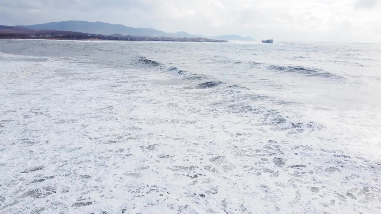 巨浪形成，拍打着海岸，溅起白色的泡沫视频素材