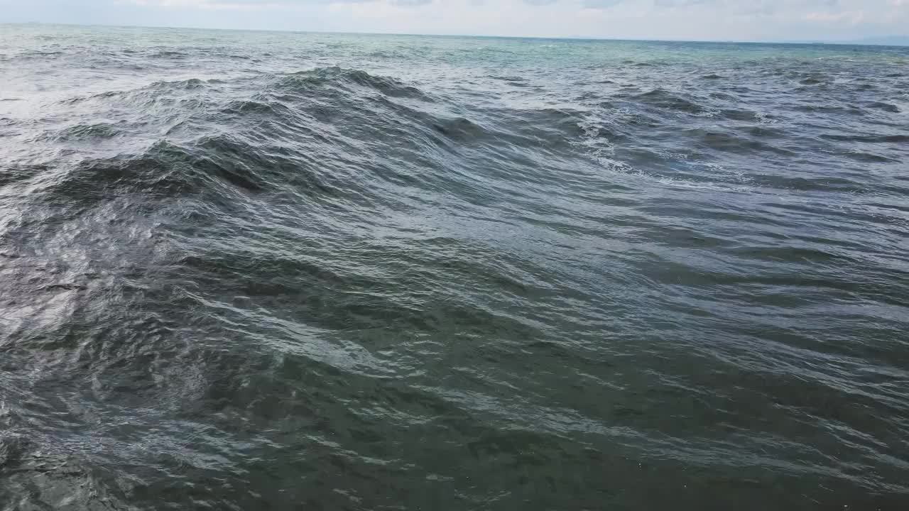 巨浪形成，拍打着海岸，溅起白色的泡沫视频素材